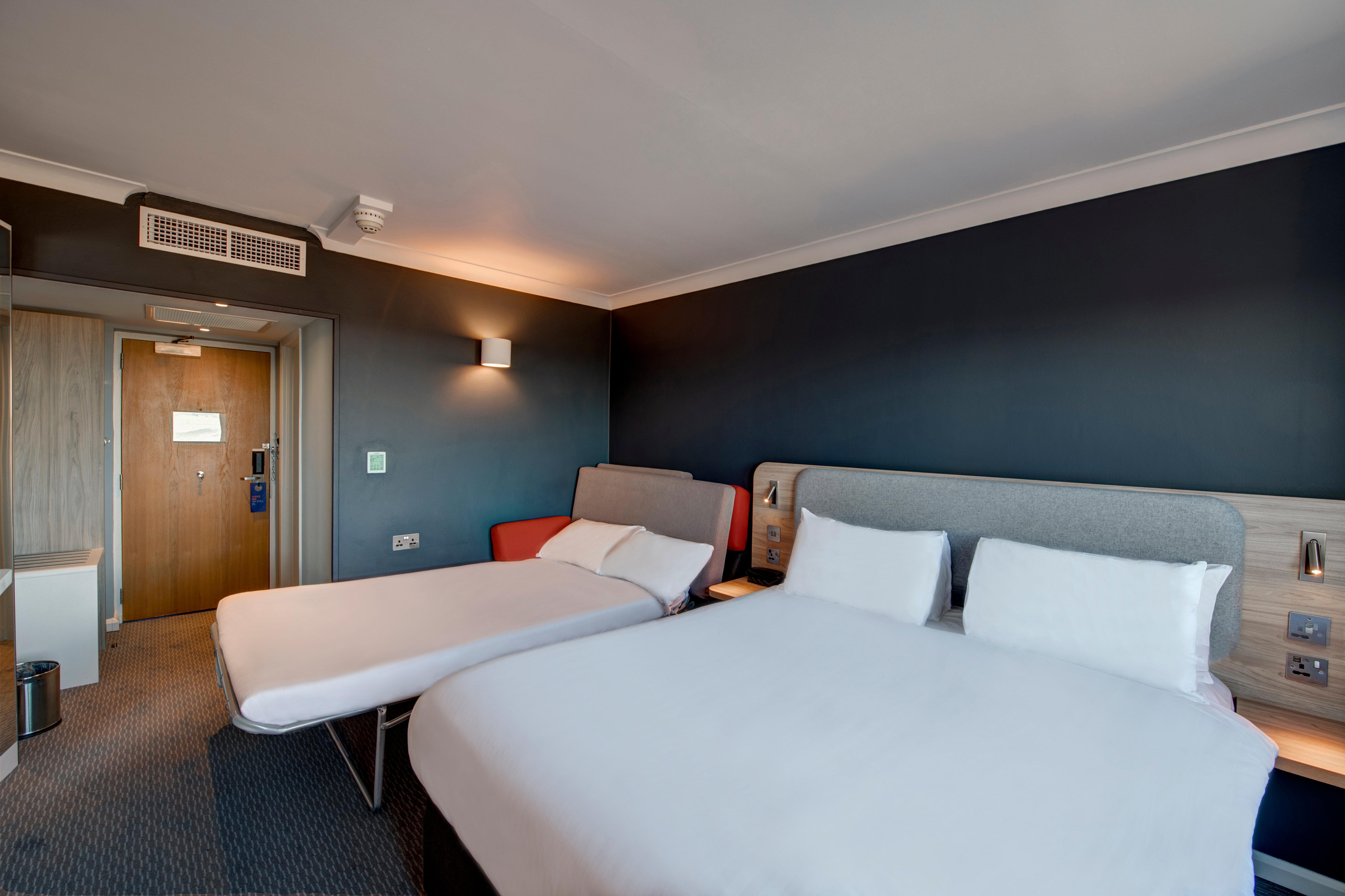 Express West By Ihg Отель